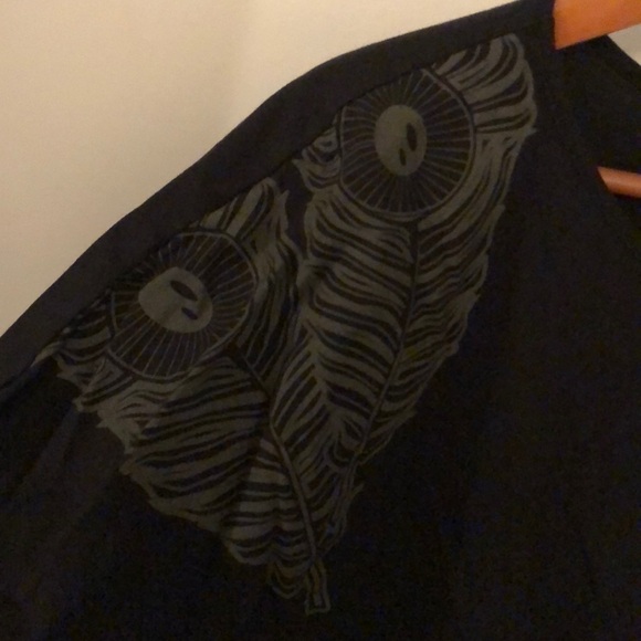 Groggy black t-shirt with feather print. - Picture 5 of 7